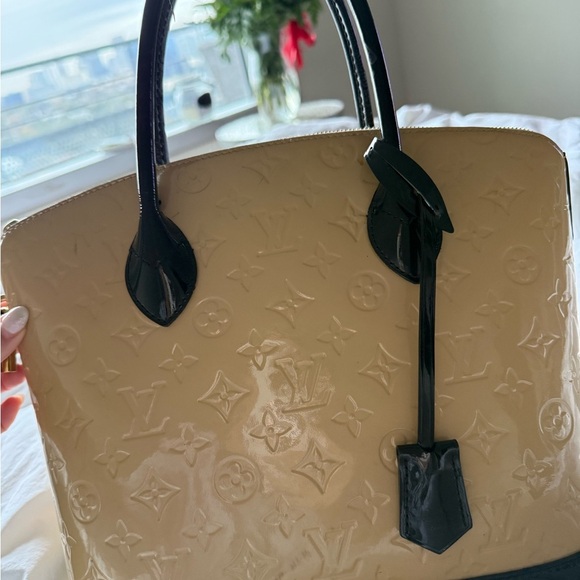 Louis Vuitton Beige Monogram Vernis Lockit PM Bag - Picture 4 of 12